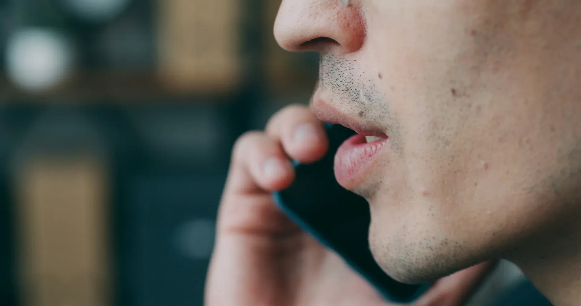 man uses incoming call recorder