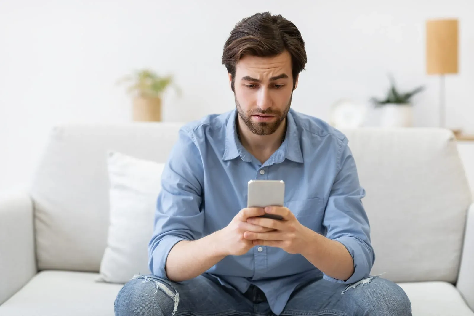 man getting a spam text and responding to it