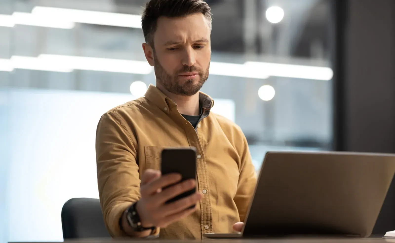man responding to a spam text